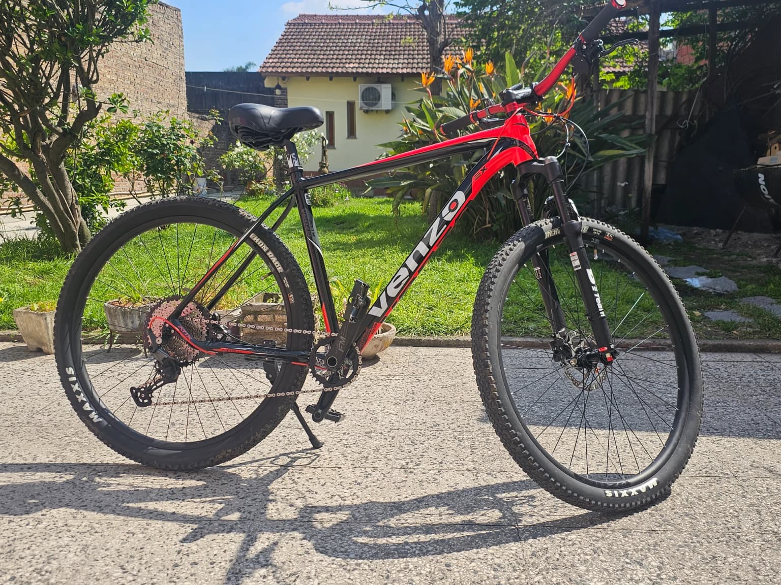 VENZO Atix