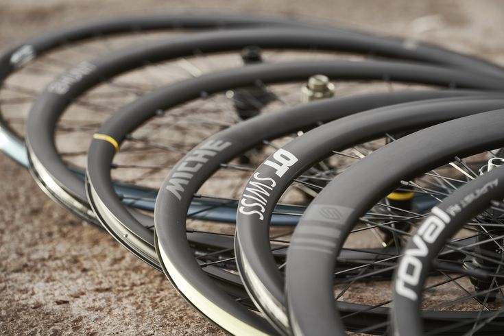 Ruedas de carbono vs ruedas de aluminio: ¿cuál elegir?